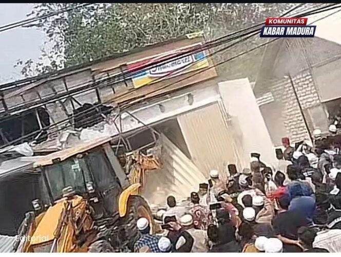 
					Ratusan orang diduga warga Palengaan, Pamekasan, menggunakan alat berat merobohkan bangunan yang direncanakan sebagai gerai Indomart, Pamelkasan,  Rabu pagi. 7 Oktober 2026. Foto: madura.net