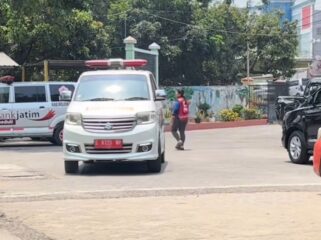 Beberaoa ambulans mengangkut 27 pelajar SMPN 1 Mojoanyar, Mojokerto, ke puskesmas Gayaman, Rabu siang, 7 Oktober 2026. Foto: ist