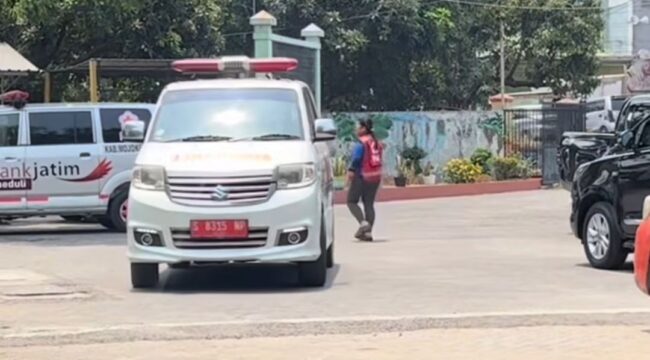 Beberaoa ambulans mengangkut 27 pelajar SMPN 1 Mojoanyar, Mojokerto, ke puskesmas Gayaman, Rabu siang, 7 Oktober 2026. Foto: ist