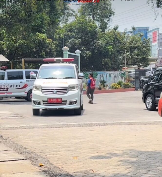 
					Beberaoa ambulans mengangkut 27 pelajar SMPN 1 Mojoanyar, Mojokerto, ke puskesmas Gayaman, Rabu siang, 7 Oktober 2026. Foto: ist