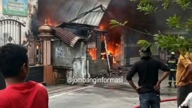 Hampir setiap hari pasukan Damkar NPBD Jombang, berjibaku memadamkan kebakaran. Inilah kinerja Damkar saat padamkan kebakaran di Karobelah, Mojoagung. Foto: instagram@jimbangibformasi_