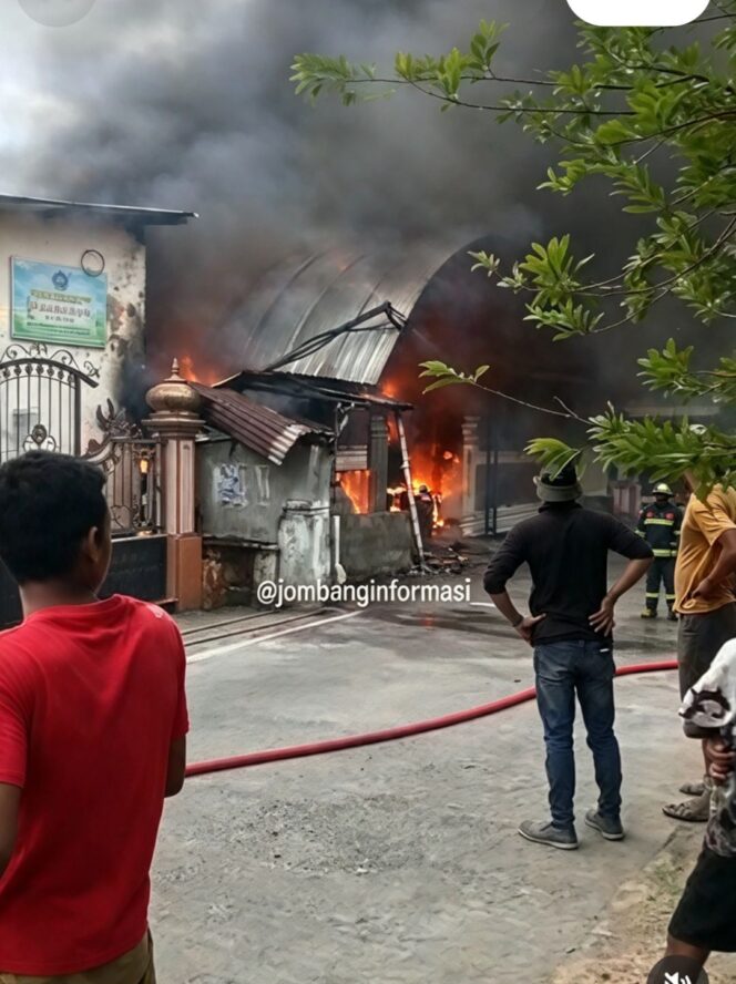 
					Hampir setiap hari pasukan Damkar NPBD Jombang, berjibaku memadamkan kebakaran. Inilah kinerja Damkar saat padamkan kebakaran di Karobelah, Mojoagung. Foto: instagram@jimbangibformasi_