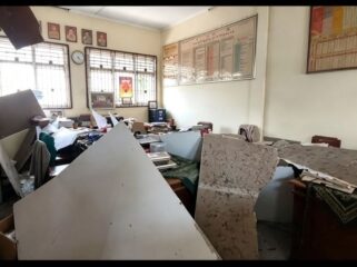 Dua wanita guru alami lukaluka ringan, akibat plafon ruang kelas 7 x 8 m SDN 2 Cempoko, Sragen, ambrol, Rabu 7 Oktober 2026. Foto: ist