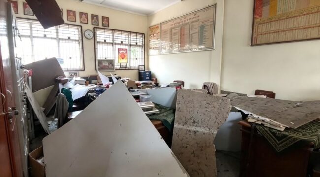 Dua wanita guru alami lukaluka ringan, akibat plafon ruang kelas 7 x 8 m SDN 2 Cempoko, Sragen, ambrol, Rabu 7 Oktober 2026. Foto: ist