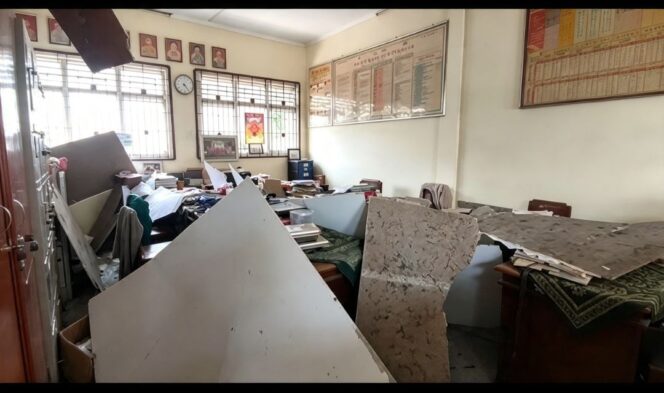 
					Dua wanita guru alami lukaluka ringan, akibat plafon ruang kelas 7 x 8 m SDN 2 Cempoko, Sragen, ambrol, Rabu 7 Oktober 2026. Foto: ist