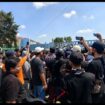 Aksi massa LSM Pagar Jombang, melakukan penyegelan gedunng PT JPN, efek dari polusi bau busuk yang mencemari siswa DMON 4 Banjardowo, Kamis, 8 Oktober 2026. Foto: ist