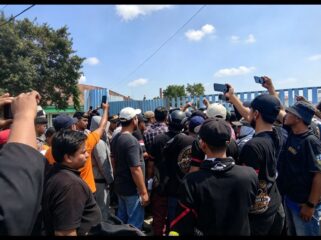 Aksi massa LSM Pagar Jombang, melakukan penyegelan gedunng PT JPN, efek dari polusi bau busuk yang mencemari siswa DMON 4 Banjardowo, Kamis, 8 Oktober 2026. Foto: ist