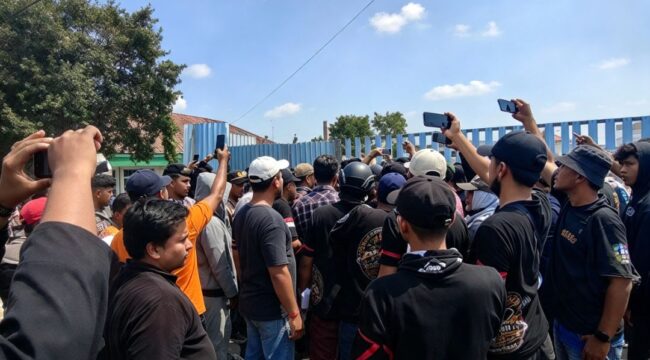 Aksi massa LSM Pagar Jombang, melakukan penyegelan gedunng PT JPN, efek dari polusi bau busuk yang mencemari siswa DMON 4 Banjardowo, Kamis, 8 Oktober 2026. Foto: ist