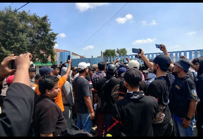 
					Aksi massa LSM Pagar Jombang, melakukan penyegelan gedunng PT JPN, efek dari polusi bau busuk yang mencemari siswa DMON 4 Banjardowo, Kamis, 8 Oktober 2026. Foto: ist