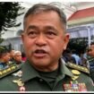 KSAD Marui Simanjuntak merespon pertanyaan awak media, terkait penggerebekan operasi judol di rumah perwira di kompleks TNI Cijantung, Jakarta Timur. Foto: ist