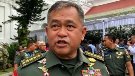 KSAD Marui Simanjuntak merespon pertanyaan awak media, terkait penggerebekan operasi judol di rumah perwira di kompleks TNI Cijantung, Jakarta Timur. Foto: ist