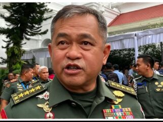 KSAD Marui Simanjuntak merespon pertanyaan awak media, terkait penggerebekan operasi judol di rumah perwira di kompleks TNI Cijantung, Jakarta Timur. Foto: ist