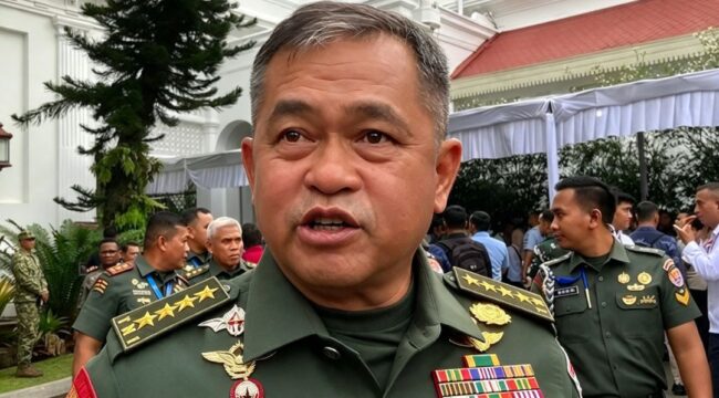 KSAD Marui Simanjuntak merespon pertanyaan awak media, terkait penggerebekan operasi judol di rumah perwira di kompleks TNI Cijantung, Jakarta Timur. Foto: ist