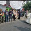 Kades Sidowarek, Drs Fatchurrohman kibarkan bendera start di titik dusun Winorejo, mengawali keberangkan 13 tim peserta pawai. Fòto: kredonews.com/ sri muryanto