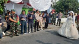 Kades Sidowarek, Drs Fatchurrohman kibarkan bendera start di titik dusun Winorejo, mengawali keberangkan 13 tim peserta pawai. Fòto: kredonews.com/ sri muryanto