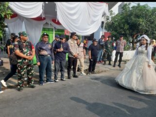 Kades Sidowarek, Drs Fatchurrohman kibarkan bendera start di titik dusun Winorejo, mengawali keberangkan 13 tim peserta pawai. Fòto: kredonews.com/ sri muryanto