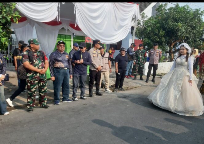 
					Kades Sidowarek, Drs Fatchurrohman kibarkan bendera start di titik dusun Winorejo, mengawali keberangkan 13 tim peserta pawai. Fòto: kredonews.com/ sri muryanto