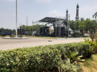 Penitia penyelenggara peringatan Hari Jadi ke 116 Pemkab Jombang, menyajikan acara rohani Jombang Bersholawat bersama Gus Iqdam, Selasa, 13 Oktober 2026. Foto: kredonews.com/priyo suwarno