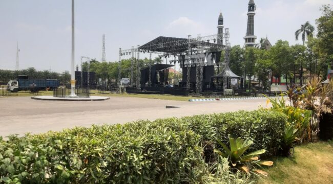 Penitia penyelenggara peringatan Hari Jadi ke 116 Pemkab Jombang, menyajikan acara rohani Jombang Bersholawat bersama Gus Iqdam, Selasa, 13 Oktober 2026. Foto: kredonews.com/priyo suwarno