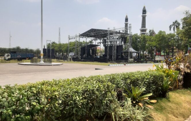 
					Penitia penyelenggara peringatan Hari Jadi ke 116 Pemkab Jombang, menyajikan acara rohani Jombang Bersholawat bersama Gus Iqdam, Selasa, 13 Oktober 2026. Foto: kredonews.com/priyo suwarno