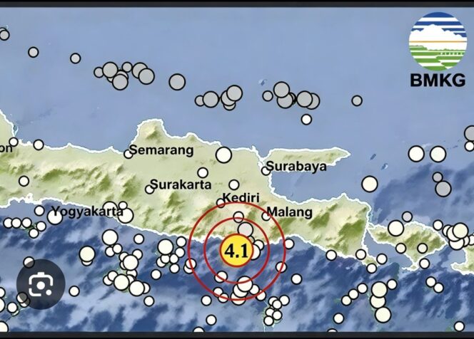 
					Senin, 12 Oktober 2026, terjadi dua gempa di kawasan lepas pantai Blitar Selatan. Foto: BMKG