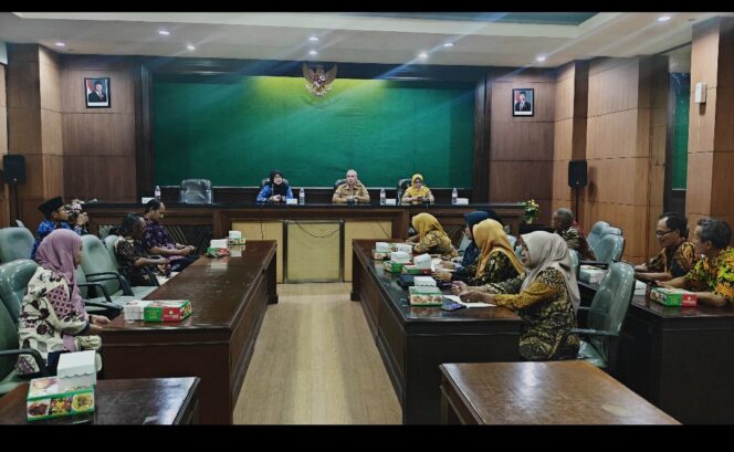 
					Kepala Dinas Koperasi UMK Jombang, Hari Purnomo membuka pelatihan 302 pengawas  KDMP Jombang, Senin 12 Oktober 2026. Foto: ist