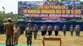 Wakil Bupati Jombang, KH Salmanuddin Yazid mebulan TMMD ke 130 di desa Klitih, Plandaan, Selasa 13 Oktober 2026. Foto: Jombangkan.go.id