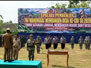 Wakil Bupati Jombang, KH Salmanuddin Yazid mebulan TMMD ke 130 di desa Klitih, Plandaan, Selasa 13 Oktober 2026. Foto: Jombangkan.go.id