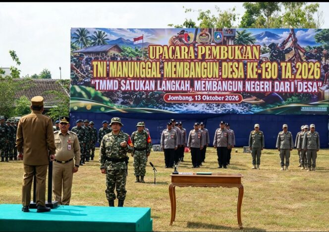 
					Wakil Bupati Jombang, KH Salmanuddin Yazid mebulan TMMD ke 130 di desa Klitih, Plandaan, Selasa 13 Oktober 2026. Foto: Jombangkan.go.id