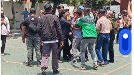 Polisi dan Satpol PP Pati melakukan upaya pencegahan bentrok antara massa AMPB Vs LSM Aksi Pati Bangkit, Selasa, 13 Oktober 2026. Foto: ist