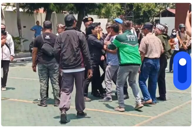 
					Polisi dan Satpol PP Pati melakukan upaya pencegahan bentrok antara massa AMPB Vs LSM Aksi Pati Bangkit, Selasa, 13 Oktober 2026. Foto: ist