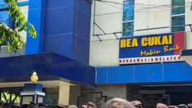 Massa LSM Lingkar Melati Bersatu melempari telur pada kantor Bea Cukai Madura, di Pamekasan, dalam aksi unjuk rasa, Selasa 13 Oktober, 2026. Foto: instagram@kabarmadura.id