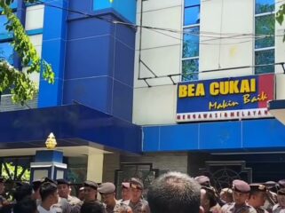 Massa LSM Lingkar Melati Bersatu melempari telur pada kantor Bea Cukai Madura, di Pamekasan, dalam aksi unjuk rasa, Selasa 13 Oktober, 2026. Foto: instagram@kabarmadura.id