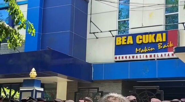 Massa LSM Lingkar Melati Bersatu melempari telur pada kantor Bea Cukai Madura, di Pamekasan, dalam aksi unjuk rasa, Selasa 13 Oktober, 2026. Foto: instagram@kabarmadura.id