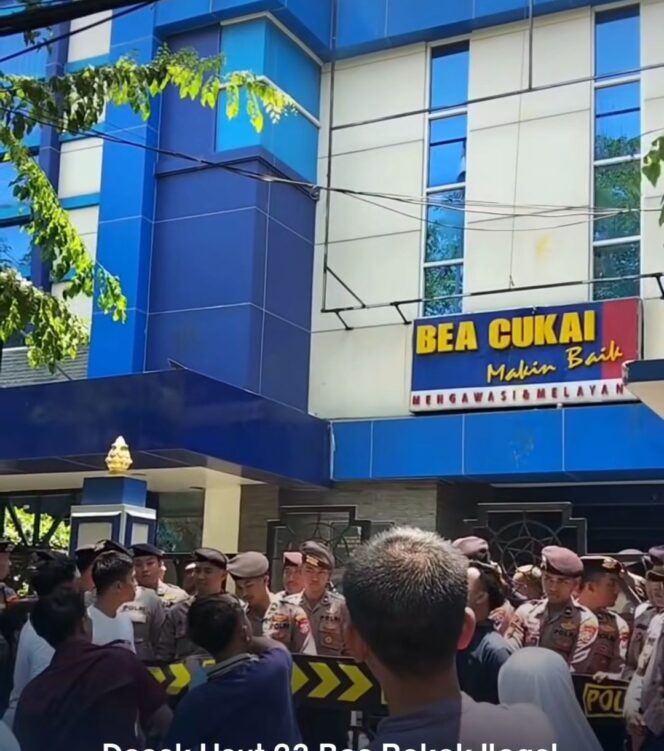 
					Massa LSM Lingkar Melati Bersatu melempari telur pada kantor Bea Cukai Madura, di Pamekasan, dalam aksi unjuk rasa, Selasa 13 Oktober, 2026. Foto: instagram@kabarmadura.id