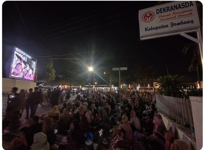 
					Lautan Massa Padati Acara Jombang Bersholawat, Hadirkan Gus Iqdam dan Hadrah Sabilu Taubah