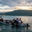 Sebanyak 37 siswa pindah ke kapal nelayan yang menolong mereka, Selasa sore 15.30 wib, di kepulauan Mentawai, Sumatera Barat. Foto: instagram@topicserucom