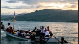 Sebanyak 37 siswa pindah ke kapal nelayan yang menolong mereka, Selasa sore 15.30 wib, di kepulauan Mentawai, Sumatera Barat. Foto: instagram@topicserucom