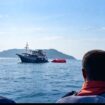 Tim SAR Labuhan Bajo menujun ke lokasi tenggelamnya kapal wisata KM Feronia, seputar Pantai Labuhan Bajo, Selasa siang, 13 Oktober 20w6. Foto: ist