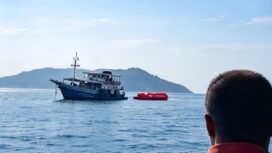 Tim SAR Labuhan Bajo menujun ke lokasi tenggelamnya kapal wisata KM Feronia, seputar Pantai Labuhan Bajo, Selasa siang, 13 Oktober 20w6. Foto: ist
