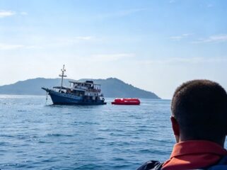 Tim SAR Labuhan Bajo menujun ke lokasi tenggelamnya kapal wisata KM Feronia, seputar Pantai Labuhan Bajo, Selasa siang, 13 Oktober 20w6. Foto: ist