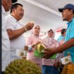 Bupati Jombang Warsubi bersama wakil KH Salmanudin Yazid hadiri festival kontes durisa di Wonosalam. Foto: instagram@jombangkab.go.id