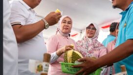 Bupati Jombang Warsubi bersama wakil KH Salmanudin Yazid hadiri festival kontes durisa di Wonosalam. Foto: instagram@jombangkab.go.id