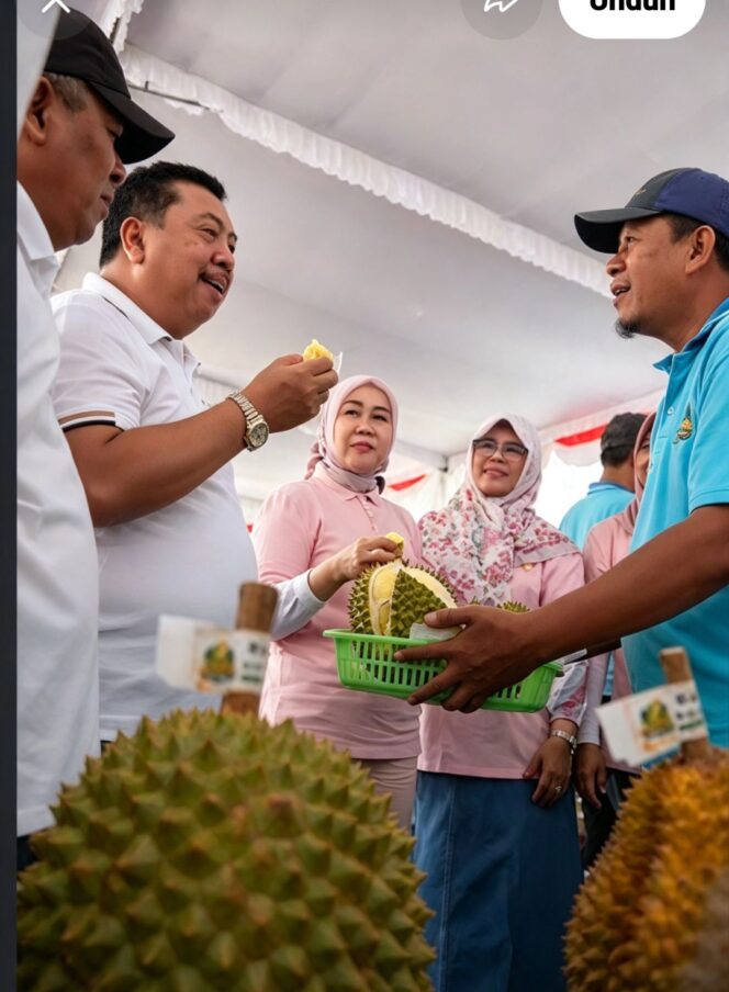 
					Bupati Jombang Warsubi bersama wakil KH Salmanudin Yazid hadiri festival kontes durisa di Wonosalam. Foto: instagram@jombangkab.go.id