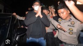 Bupati Klateng, Hamenang Wajar Ismoyo memohon maaf kepada warga, saat digiring petugas ke Jakarta, Jumat dini hari, 16 Oktober 2026. Foto: antara