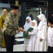 Bupati Jomban H Warsubi serahkan penghargaan pada acara Festival Literasi 2026, di pendopo Pemkab Jombang, Kamis malam 15 Oktober 2026. Foto: jombangkab.go.id
