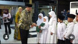 Bupati Jomban H Warsubi serahkan penghargaan pada acara Festival Literasi 2026, di pendopo Pemkab Jombang, Kamis malam 15 Oktober 2026. Foto: jombangkab.go.id