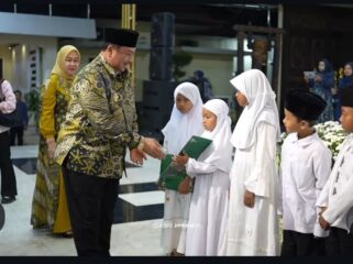 Bupati Jomban H Warsubi serahkan penghargaan pada acara Festival Literasi 2026, di pendopo Pemkab Jombang, Kamis malam 15 Oktober 2026. Foto: jombangkab.go.id