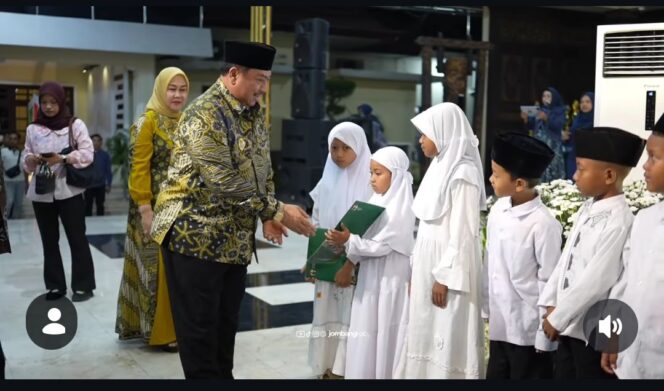 
					Bupati Jomban H Warsubi serahkan penghargaan pada acara Festival Literasi 2026, di pendopo Pemkab Jombang, Kamis malam 15 Oktober 2026. Foto: jombangkab.go.id