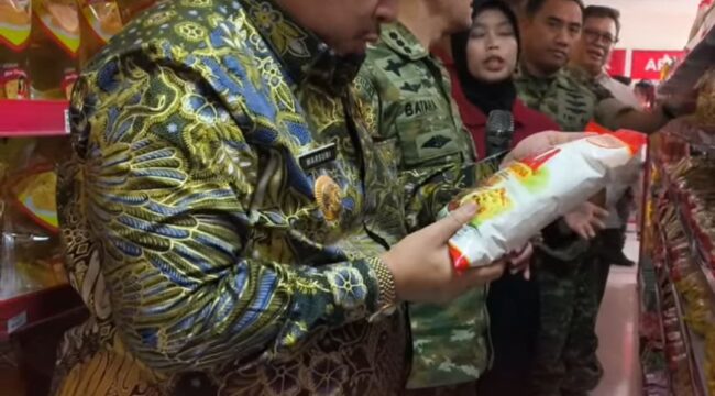 Jumat 16 Oktober 2026, Bupati Jombang, Warsubi, bersama Komandan Korem 082/Citra Panca Yudha Jaya (CPYJ), Kolonel Inf. Batara Alex Bulo, melakulan pemantauan operasi delapan KDKMP di Mojowarno dan Mojoagung. Foto: jombangkab.go.id 